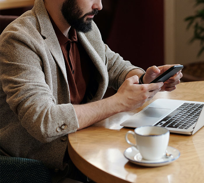 "It Cost Them Hundreds": Airbnb Host Leaves Couple That Brought A Dog An Unfair Review, They Teach Him A Lesson "It Cost Them Hundreds": Airbnb Host Leaves Couple That Brought A Dog An Unfair Review, They Teach Him A Lesson