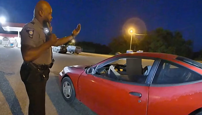 “You Want Me To Talk You Through It? I Can Do That”: Officer Teaches Stalled Teenager How To Get Back On The Road