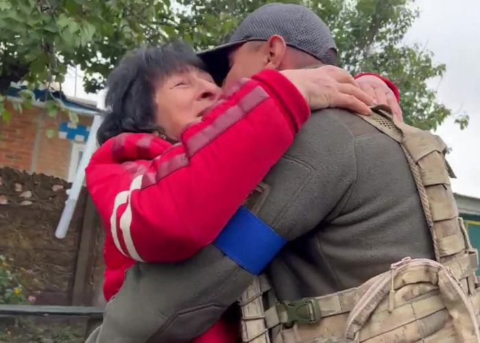 Ukrainian Soldier Embraces His Mother After Liberating Her Town From Russian Occupation Ukrainian Soldier Embraces His Mother After Liberating Her Town From Russian Occupation