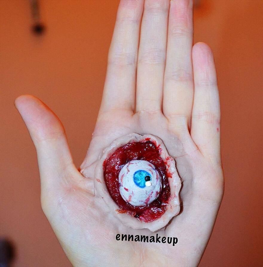 Girl On A Wheelchair Paints Her Hands With 3d Effects