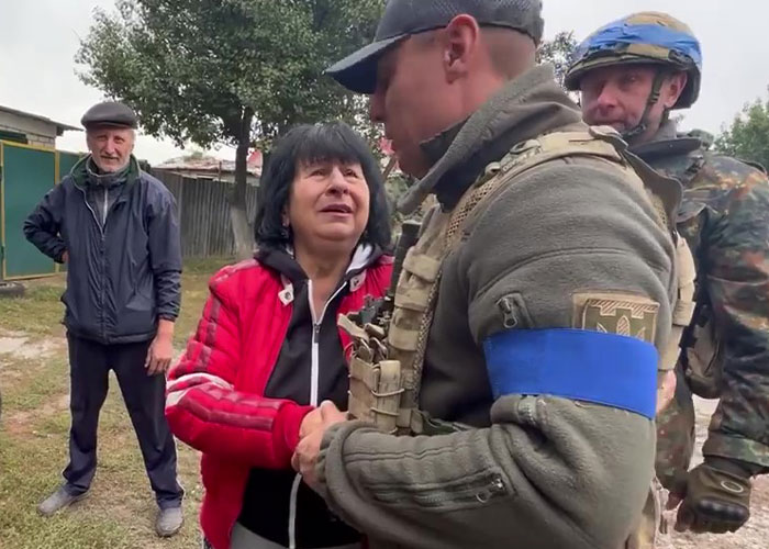 Ukrainian Soldier Embraces His Mother After Liberating Her Town From Russian Occupation Ukrainian Soldier Embraces His Mother After Liberating Her Town From Russian Occupation