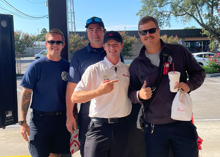 Heroic Chick-Fil-A Worker Tackles Man Attempting To Carjack Woman’s Car With Baby Inside Heroic Chick-Fil-A Worker Tackles Man Attempting To Carjack Woman’s Car With Baby Inside