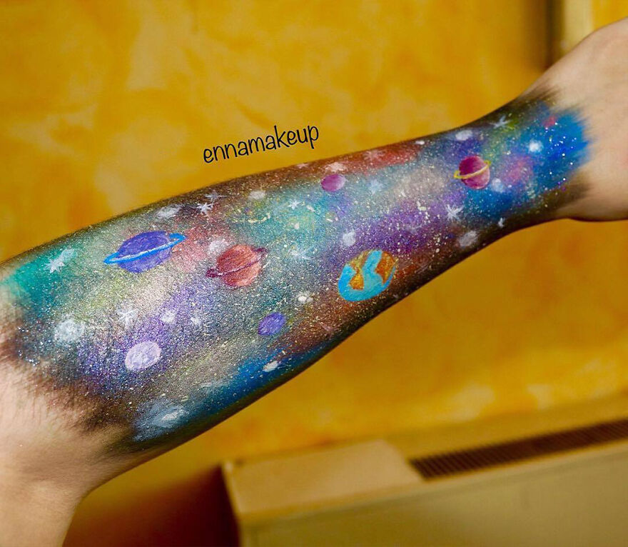 Girl On A Wheelchair Paints Her Hands With 3d Effects