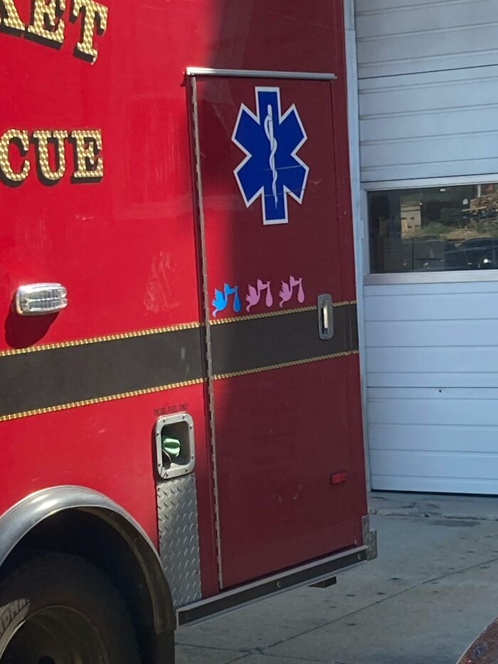 Esta ambulancia tiene calcomanías de cigüeñas, una para cada uno de los bebés que nacen en ella