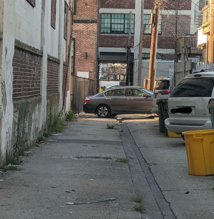 This Neighbor Parks Blocking The Whole Alley