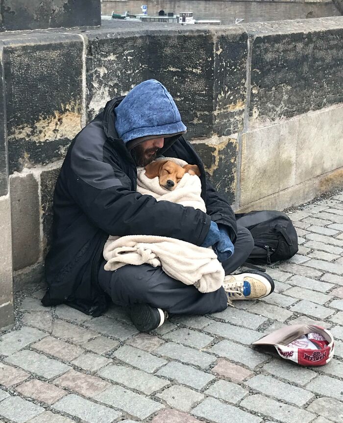 Vi a este hombre y a su perro mientras cruzaba un puente en Praga. Hacía -4°C y él usó su única manta para envolver al perro. Un verdadero acto de amor