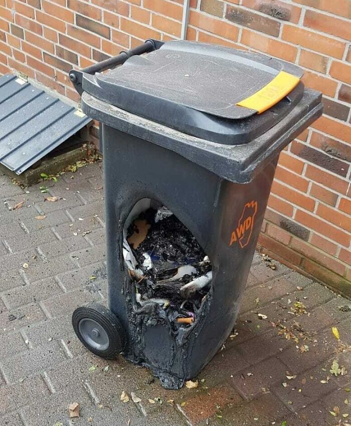 Qué podría salir mal si el imbécil de mi vecino pusiera el carbón caliente de su parrilla en un cubo de basura