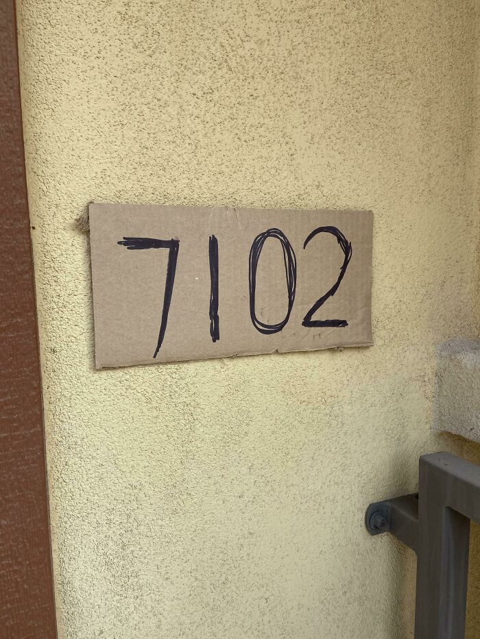La asociación de propietarios ha sustituido recientemente los números de nuestra casa