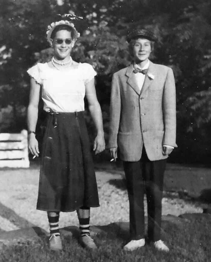 Mi abuela y mi abuelo se vistieron como el otro para una fiesta. Principios de los años 50