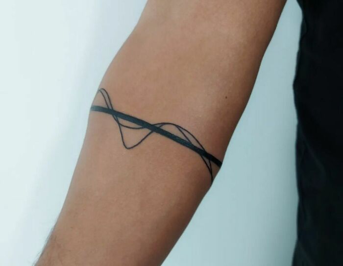 Arm Band With Abstract Lines