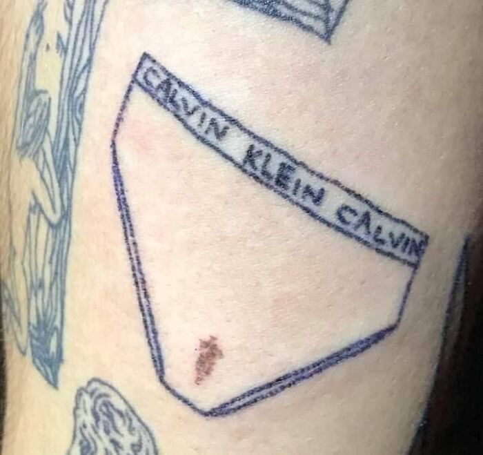 Un horrible tatuaje y uso de una marca de nacimiento