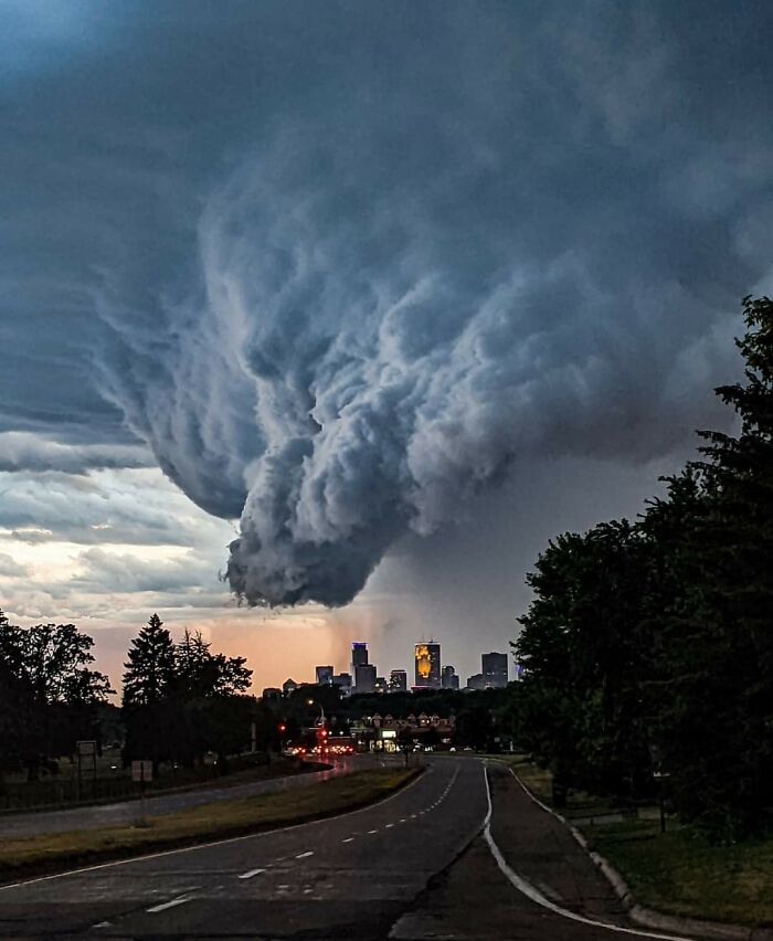  Ayer, el frente de una severa tormenta eléctrica sobre Minneapolis, Minnesota