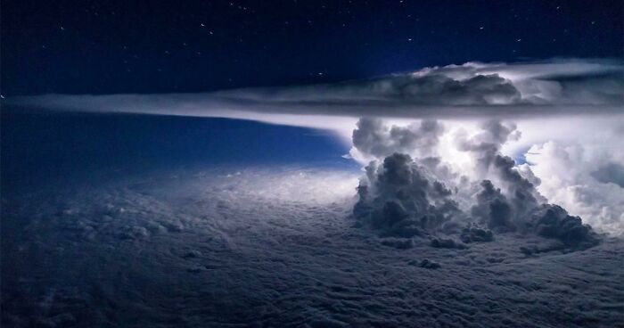 Un piloto captó esta tormenta eléctrica a 11.000 metros de altura