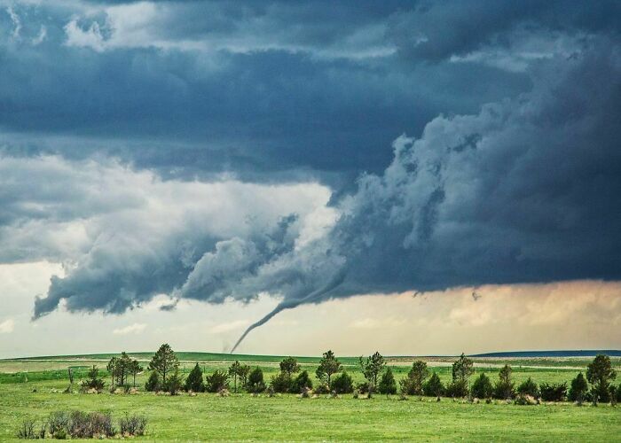 Un tornado capturado al oeste de Akron, Colorado (Foto de Nenah Demunster)