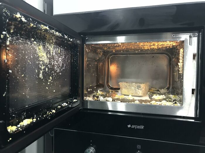Mi esposa acaba de aprender que no puedes poner huevos duros en el microondas