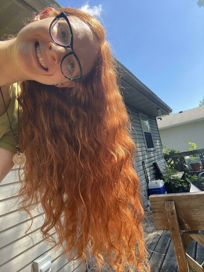 Mi pelo parece un poco como fuego al sol