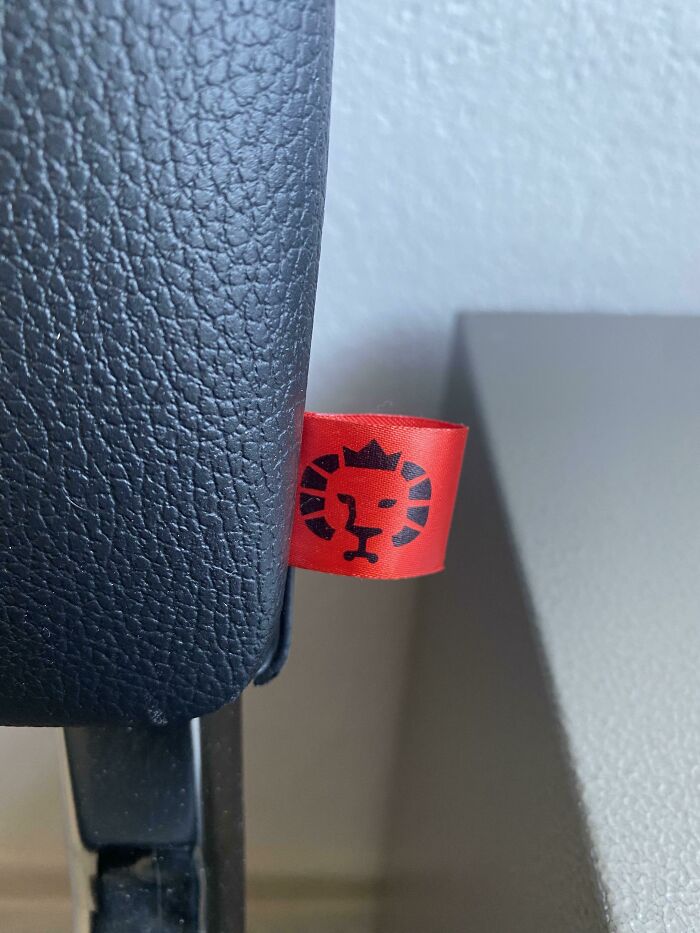El logo de esta silla tiene una pequeña silla escondida en él