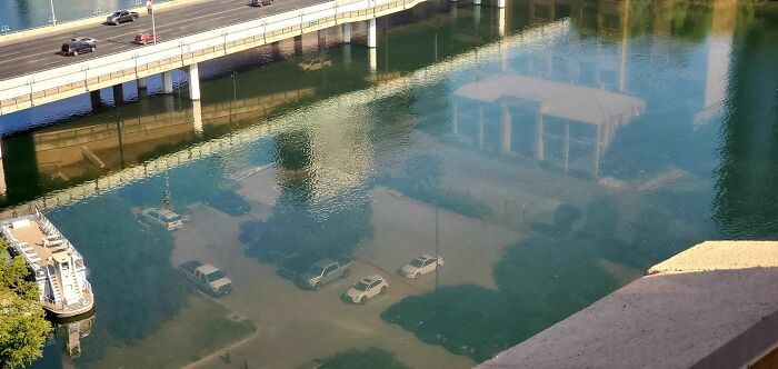 Un interesante reflejo capturado en el río Colorado, en Austin, Texas. Casi parece una ciudad bajo el agua