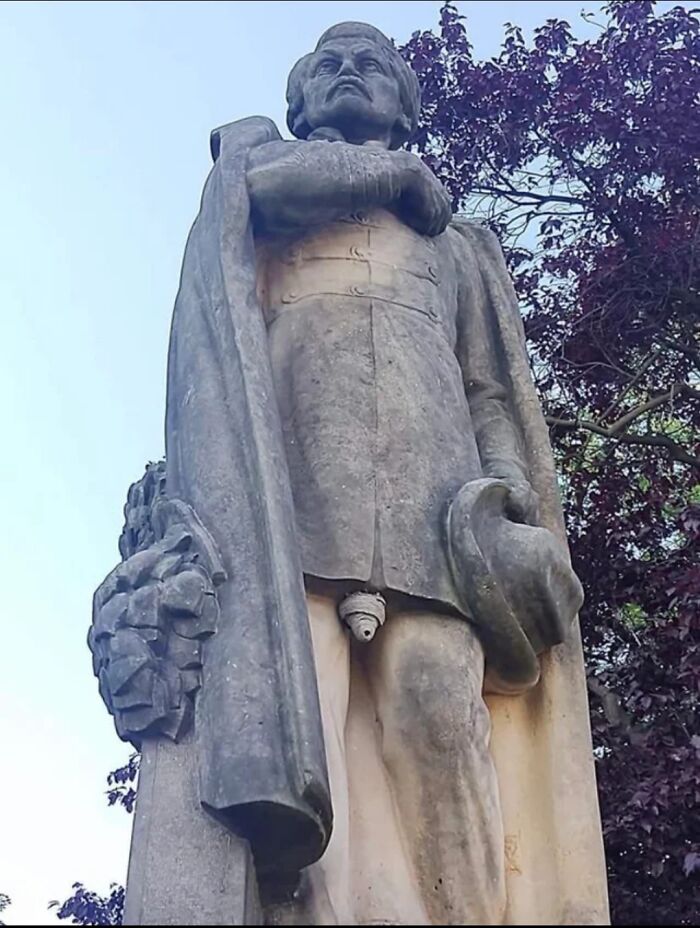 Una estatua con un nido de avispas
