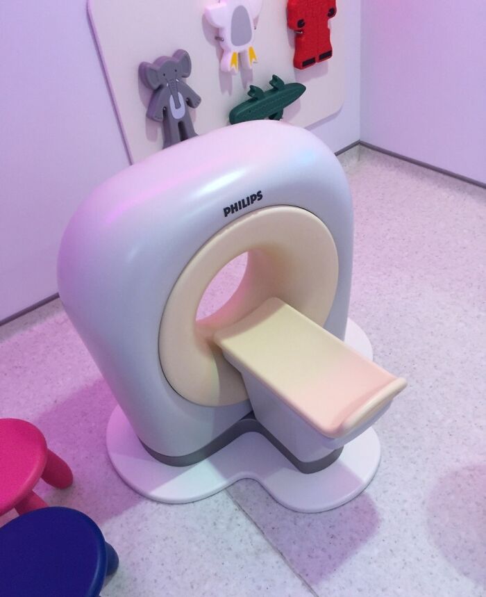 Esto fue en un hospital del NHS en el Reino Unido. Tienen una máquina de resonancia magnética de juguete en la sala de espera del hospital