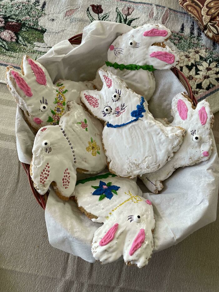 Mi abuela hacía estas galletas de pascua. Parece que todos están tensos