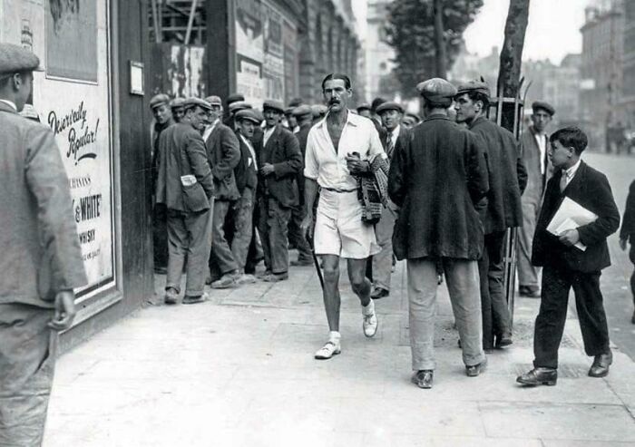 An Enthusiast For Men's Dress Reform Walking Down The Strand In London. The Mdrp (Men’s Dress Reform Party) Was Formed In The Interwar Years In Britain, 1930 