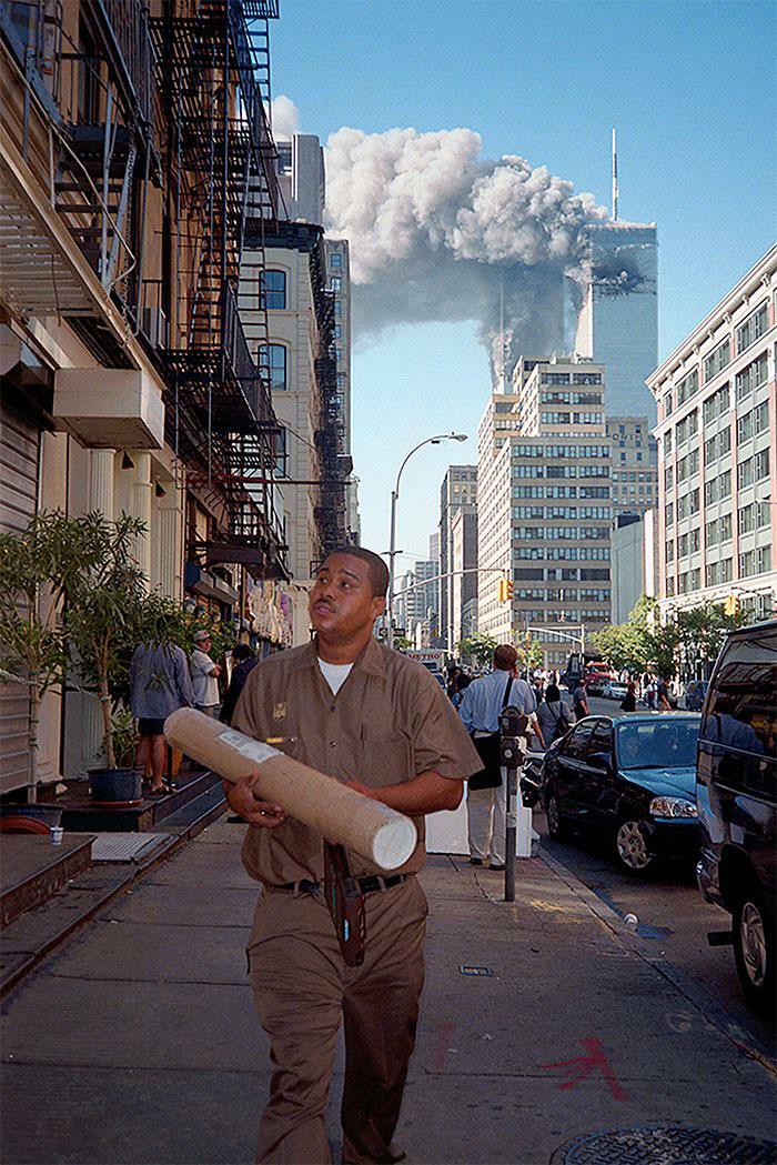 Un trabajador de UPS entrega paquetes en Nueva York durante los atentados del 11 de septiembre de 2001