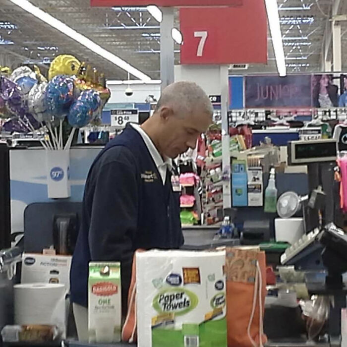 Obama trabaja realmente en mi Walmart local