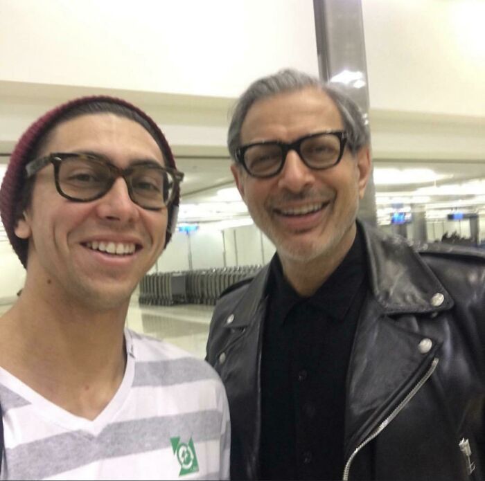 Jeff Goldblum paró a mi hermano en el aeropuerto de Los Angeles hace unos años tras comentar que se parecían mucho. Él estaba emocionado, por decir algo (: