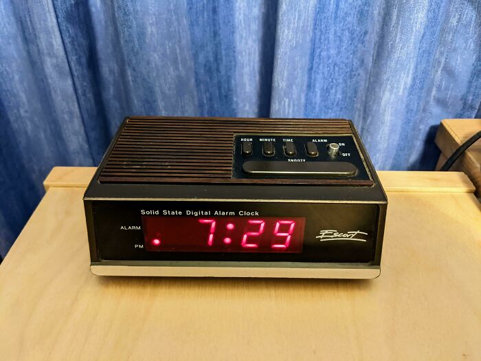 Mi papá ha usado este reloj despertador digital Escort desde la década de 1980. Necesitaba un nuevo reloj en mi dormitorio, así que me dejó tenerlo. Me encanta cómo se ve y se siente mucho mejor calidad que la mayoría de los relojes digitales baratos que se pueden obtener hoy en día