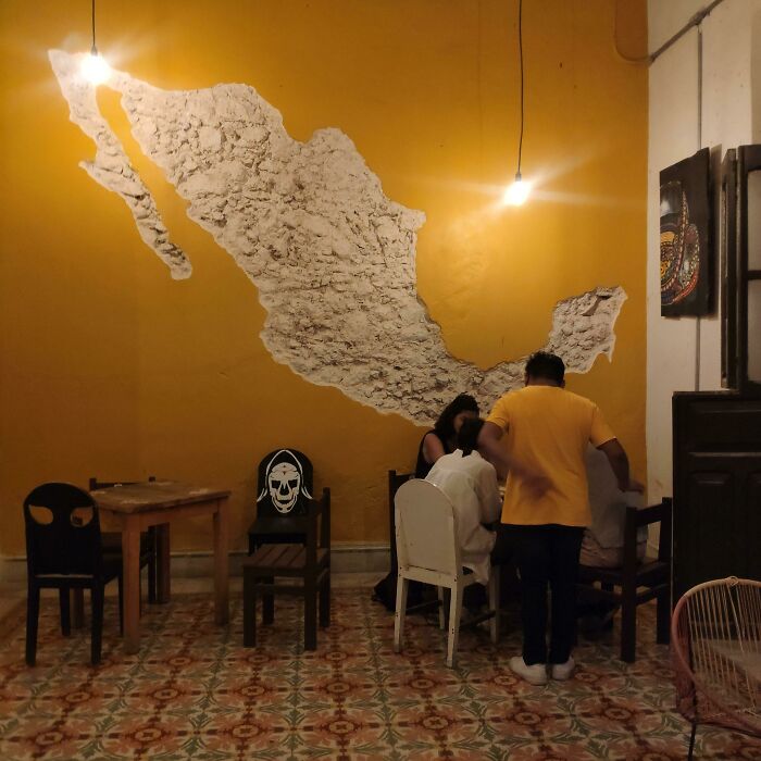 Un mapa de México que fue tallado en la pared de un bar en Yucatán