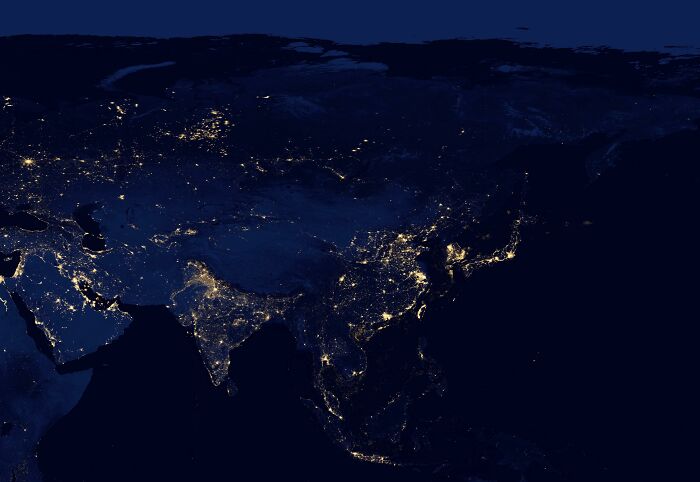 El continente asiático durante la noche