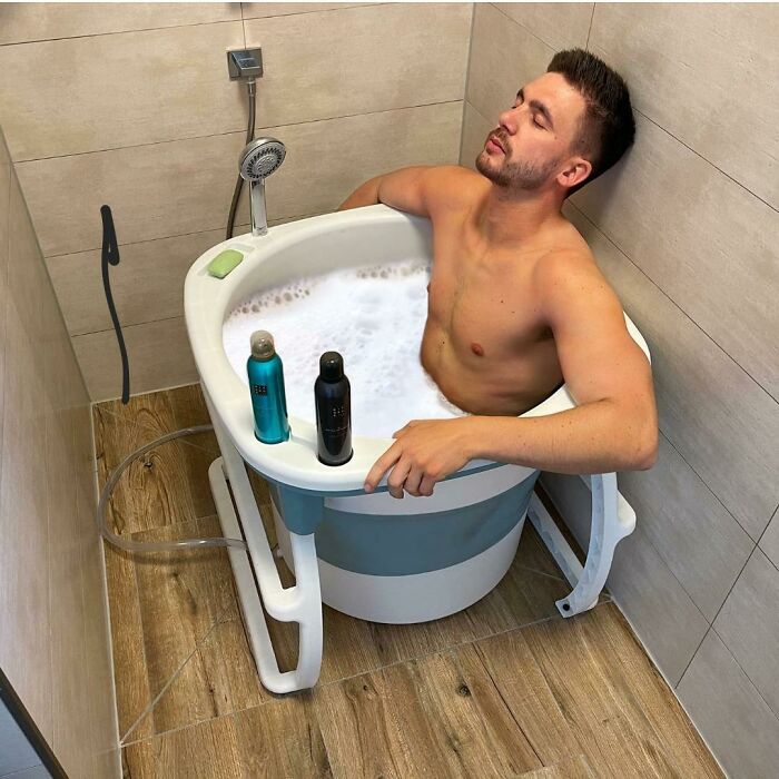 Una bañera en la que puedes sentarte, de Amazon. El modelo perdió sus piernas