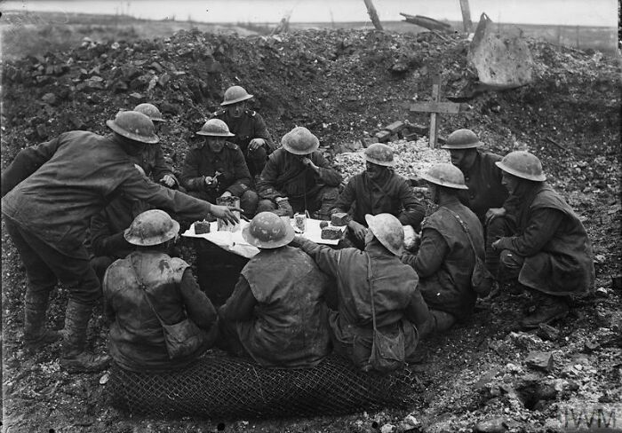 [25 de diciembre de 1916] Fotografía: Soldados británicos comiendo la cena de Navidad en un agujero creado por una proyectil 