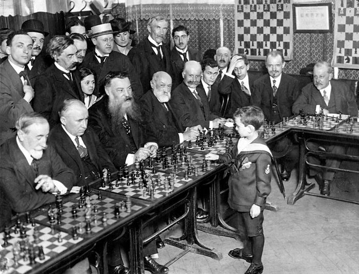 [16 de mayo de 1920] Szmul Rzeszewski, un niño de 8 años, se convierte en noticia mundial al derrotar en París a 20 contrincantes, entre ellos algunos de los mejores ajedrecistas del mundo, de forma simultánea