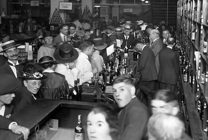 [15 de enero de 1920] Clientes preocupados colapsan una tienda de licores el día antes de que comience la Prohibición en Estados Unidos