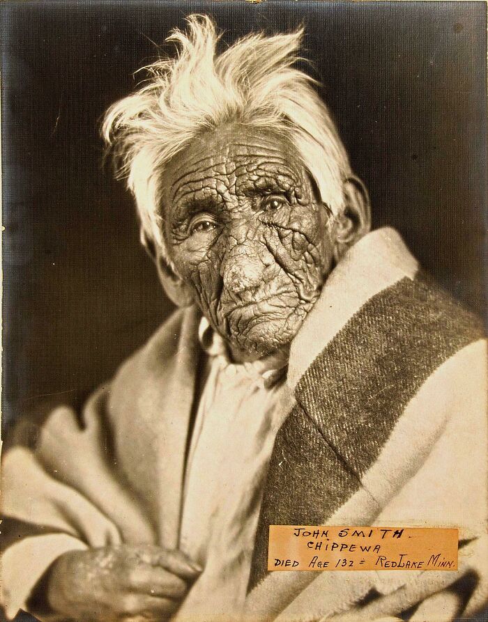 [6 de febrero de 1922] Muere el jefe John Smith. Era un indio ojibwe (chippewa) que vivió toda su vida en la zona de Cass Lake, Minnesota, y se cree que tenía 137 años cuando murió de neumonía