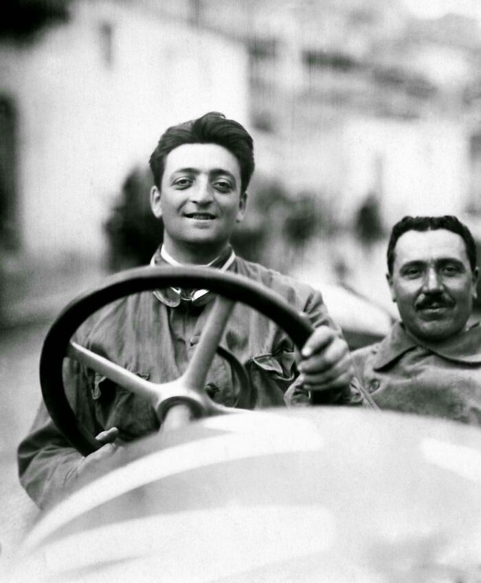 [5 de octubre de 1919] Enzo Ferrari, mecánico e ingeniero italiano, participa en su primera carrera. Terminó en cuarto lugar