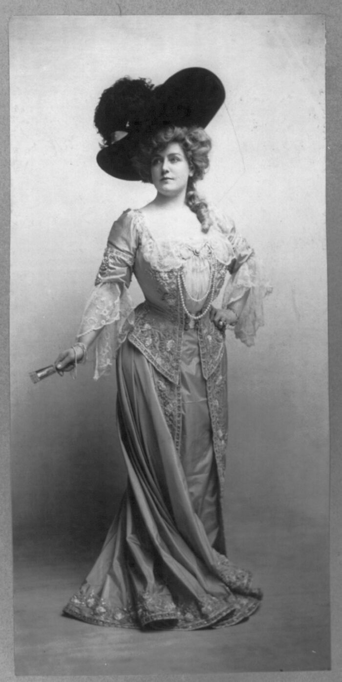 [6 de junio de 1922] La legendaria actriz y cantante Lillian Russell muere inesperadamente a los 61 años. Entre sus muchos logros, fue la primera voz que se escuchó en una llamada telefónica de larga distancia
