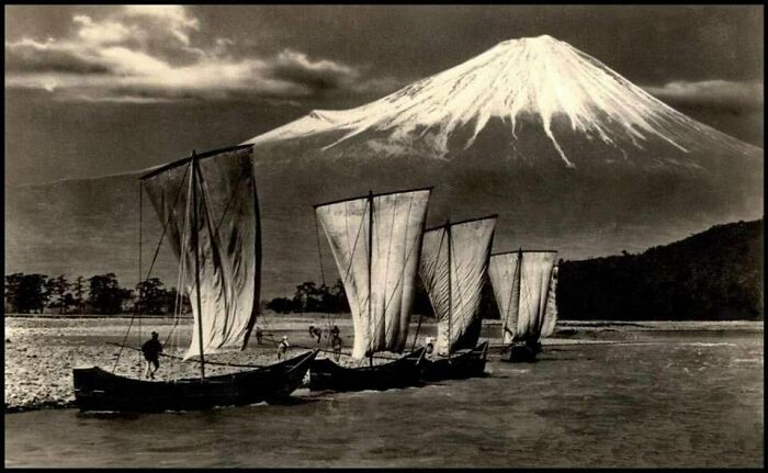 [27 de julio de 1920] Navegando en el puerto de Yokohama, Japón
