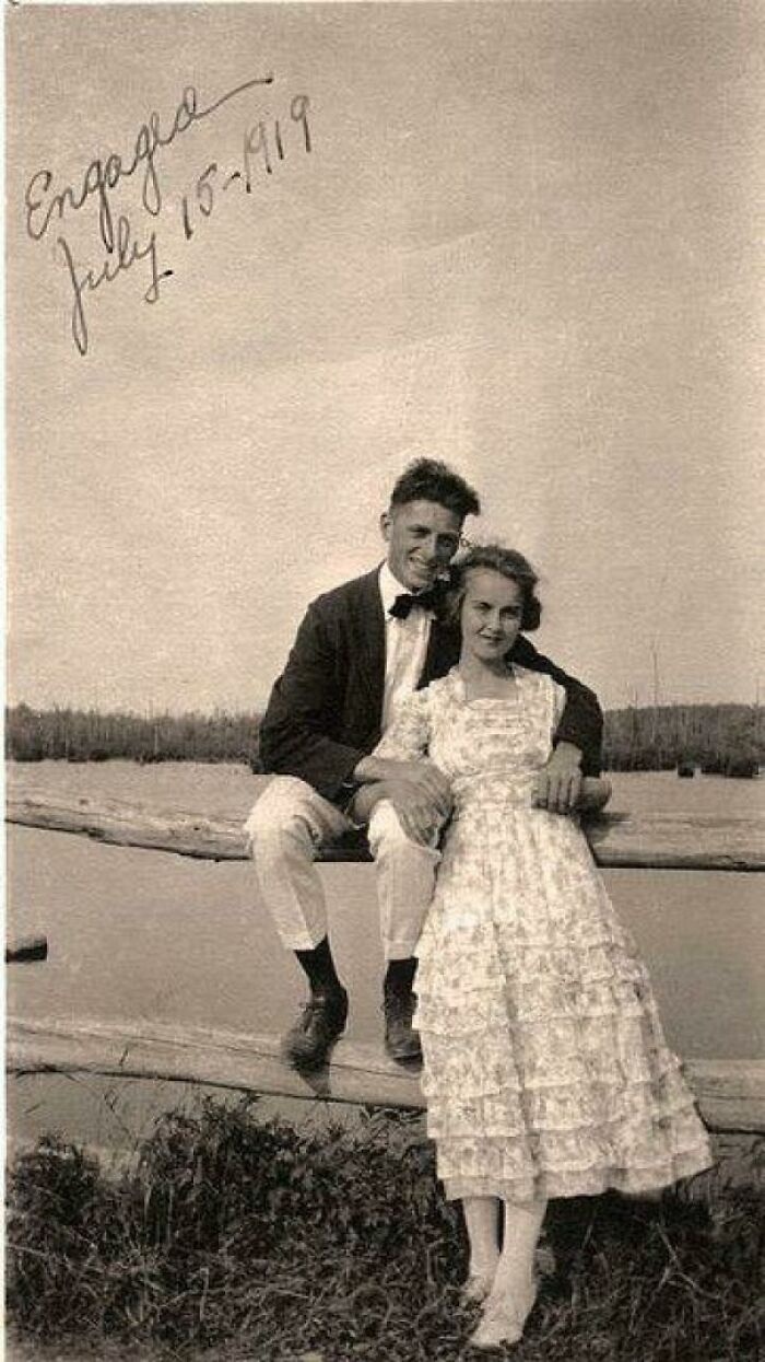 [15 de julio de 1919] Una pareja no identificada posa para una foto justo después de comprometerse