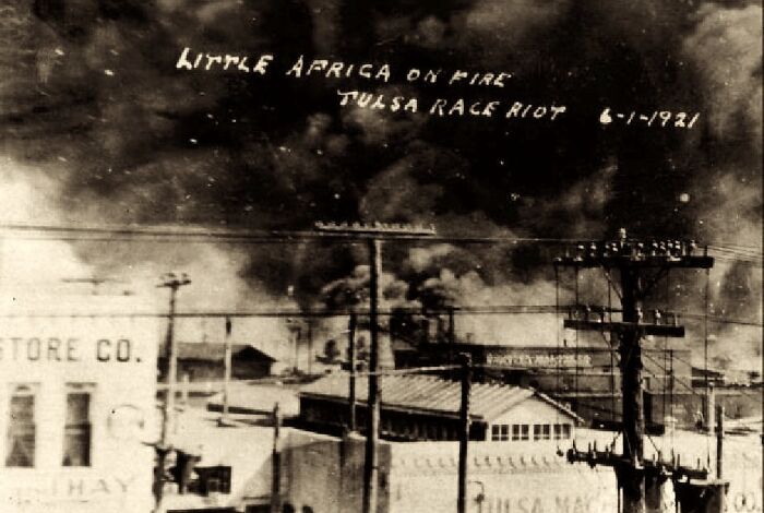 [1 de junio de 1921] Greenwood, la sección comercial y residencial afroamericana de Tulsa, es incendiada por alborotadores blancos