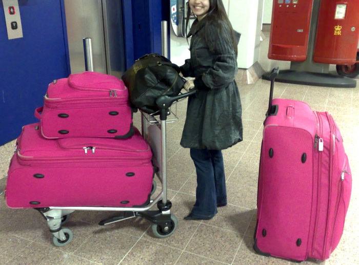 Man Is Puzzled That A Woman Turned Down His Request To Watch His Belongings At The Airport While He Uses The Restroom Man Is Puzzled That A Woman Turned Down His Request To Watch His Belongings At The Airport While He Uses The Restroom