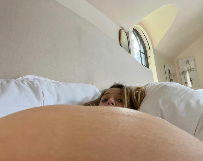 "You Freak Me And My Kids Out": Blake Lively Posts 8 Pregnancy Pics So The Creepy Paparazzi Will Stop Camping Near Her House
