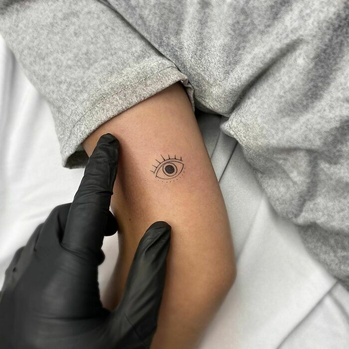 minimalistic tattoo of an eye