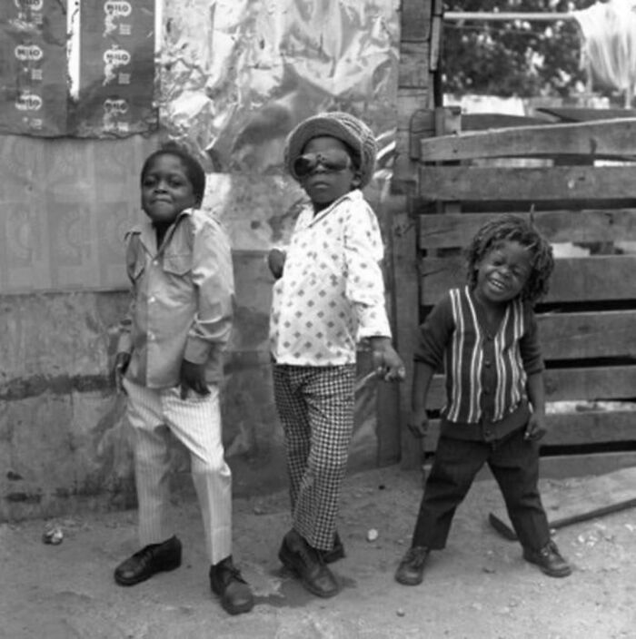 Tres muchachos juegan ante la cámara, Jamaica