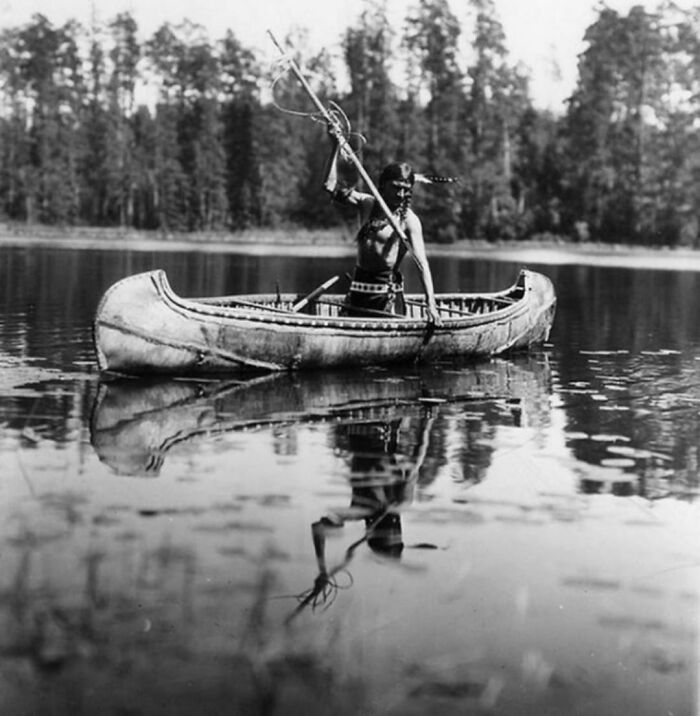 Un nativo americano ojibwe pescando con arpón, Minnesota, 1908
