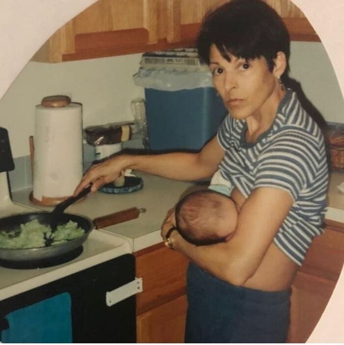 La bendición de mi madre amamantando a mi hermano de 2 meses mientras me preparaba huevos verdes con jamón porque estaba en medio de mi fase de solo comida del Dr. Suess