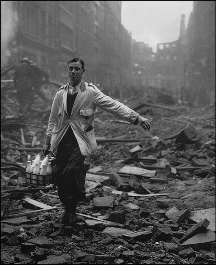 El verdadero significado de "Keep Calm And Carry On" (Mantén la calma y sigue adelante). Lechero durante el bombardeo de Londres de 1940