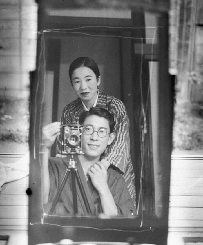 Pareja japonesa tomándose una selfie en el espejo, años 20